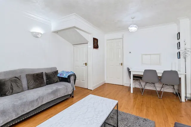 Scarborough Way, Slough, SL1, photo 3