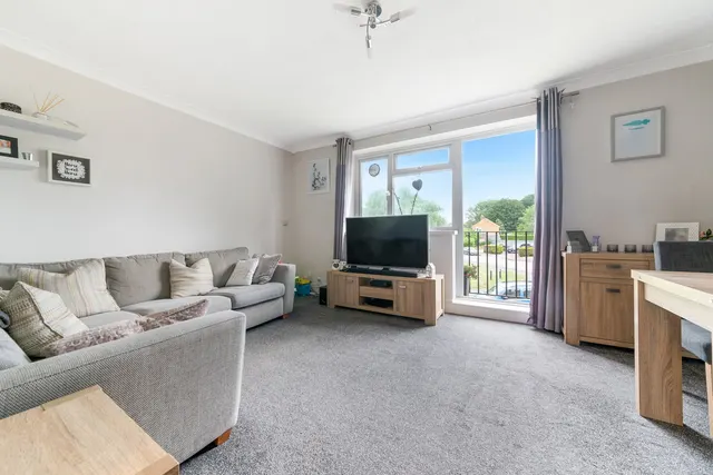 Longfield Crescent, Tadworth, KT20 5JJ, photo 1