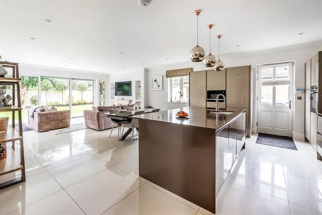Talman Place, Fetcham, KT22, photo 3