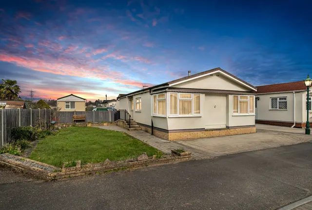 Weybridge Park Estate, Addlestone KT15 2RQ, photo 1