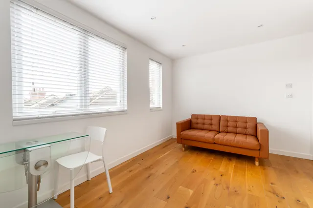 London, NW2, photo 3