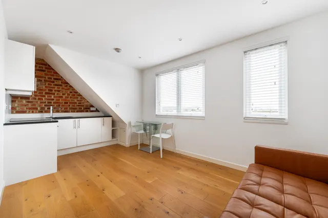 London, NW2, photo 1