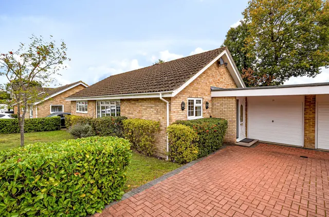 Clearsprings, Lightwater, Surrey, GU18 5YJ, photo 1
