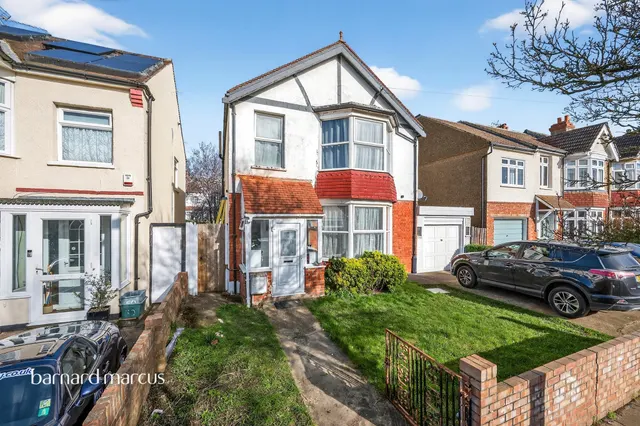 Coombe Gardens, New Malden, photo 1