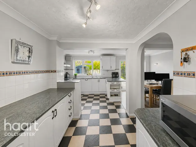 Chatsworth Road, Colchester, CO5, photo 3