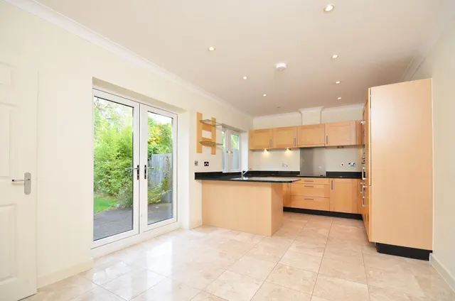 Photo 3 — 1 Lakeside Drive, Chobham