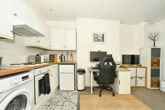 High Street, Calne, SN11, photo 3