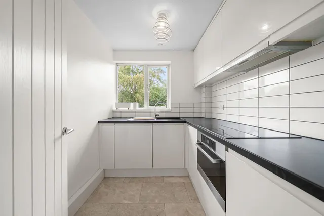 Photo 2 — Brockley Combe, Weybridge KT13 9QD