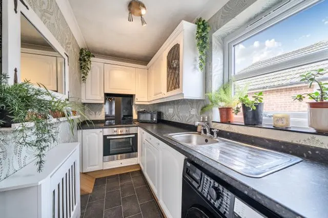 Oakley Close, Addlestone, KT15, photo 2