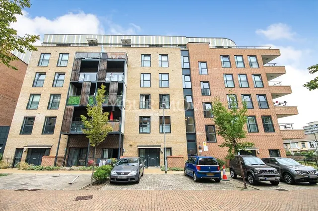 2 bedroom flat — Maxwell Road, Romford, RM7