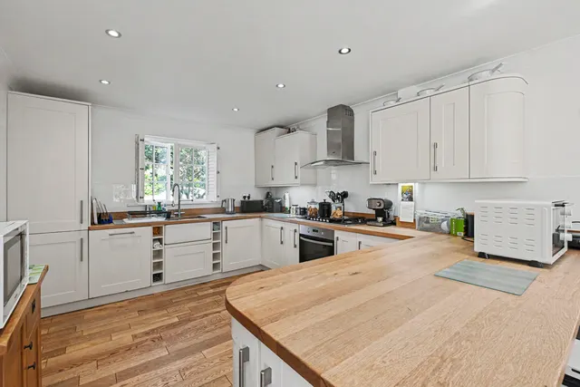 London Road, Aston Clinton, HP22, photo 3