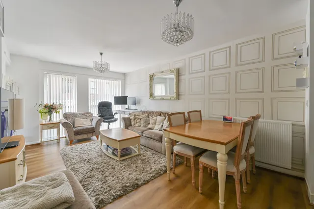 Photo 2 — Flat 1, Eversley House, 7 Mullins Place, London