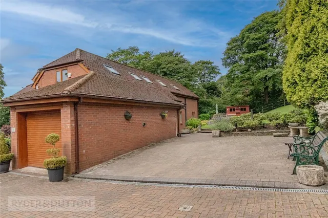 Oldham Road, Grasscroft, OL4, photo 2
