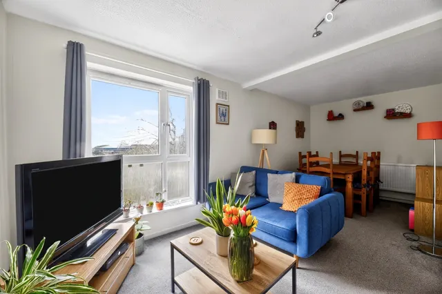 Frimley Close, London, photo 1