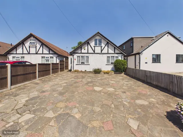 Pield Heath Road, Uxbridge, UB8 3NQ, photo 1