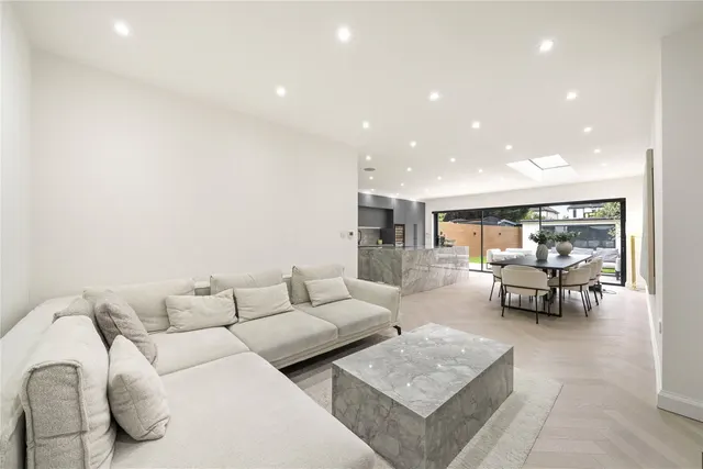Couchmore Avenue, Esher, KT10, photo 3