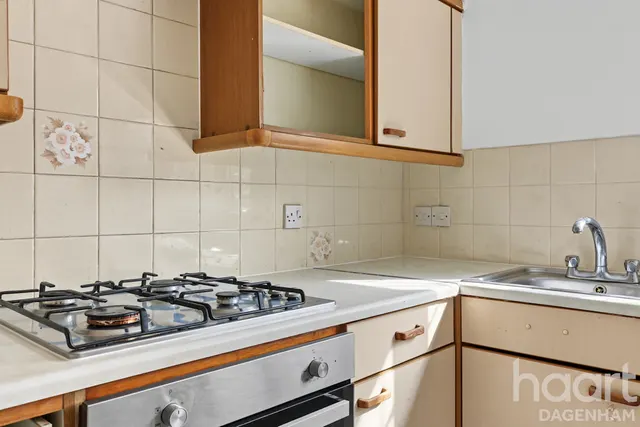 Wrights Close, Dagenham, RM10, photo 2