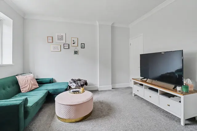 Wood Lane, RM12, photo 3