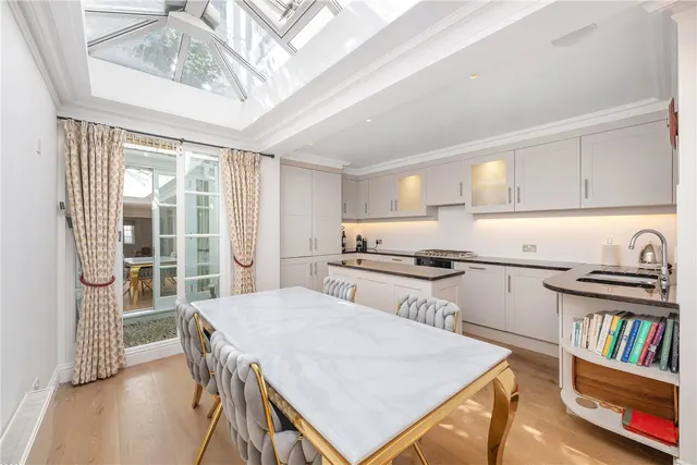 Photo 3 — Hillgate Place, Kensington, London, W8