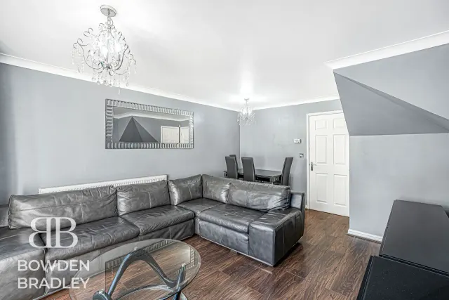 Wroxham Way, Fairlop, IG6, photo 2