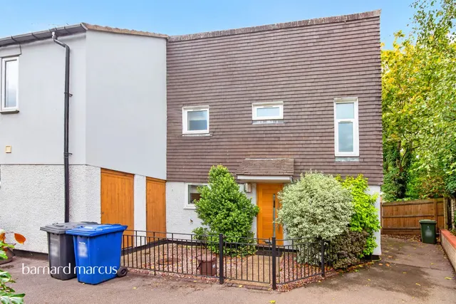Domville Close, London, photo 1