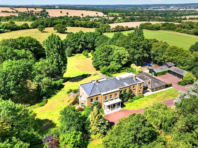 6 bedroom house — Hoe Lane, Abridge, Essex, RM4 1AU