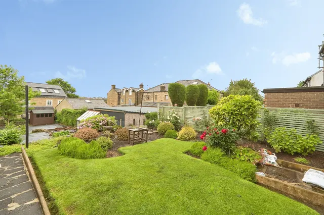 Lynnwood Gardens, Pudsey, LS28, photo 2