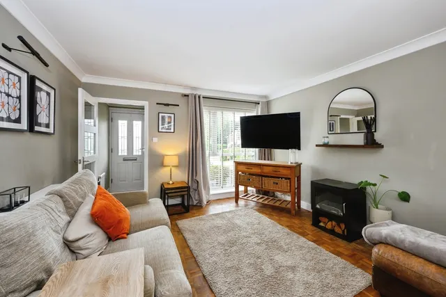 Castle Close, Bletchingley, RH1, photo 2