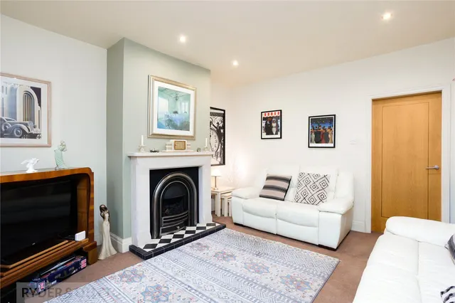 Brook Avenue, Uppermill, OL3, photo 2
