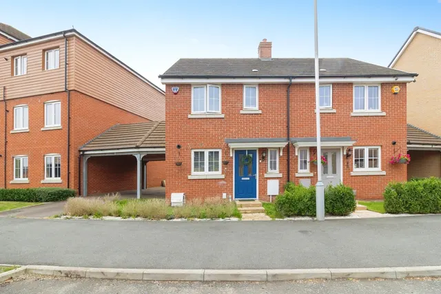 3 bedroom house — Bellona Drive, Leighton Buzzard