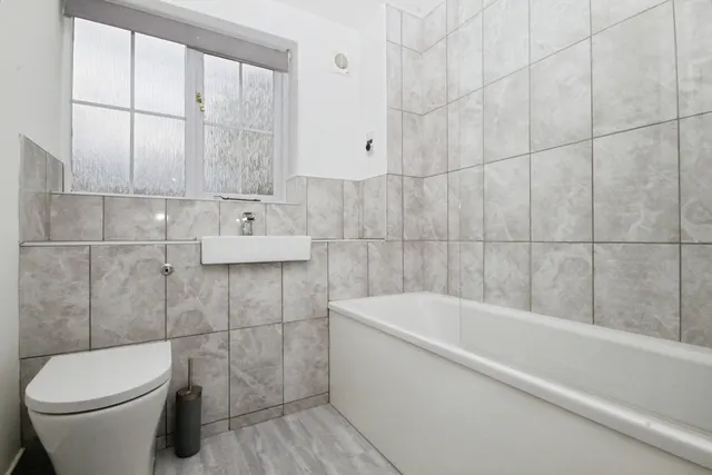 Nightingale Shott, Egham, TW20, photo 2