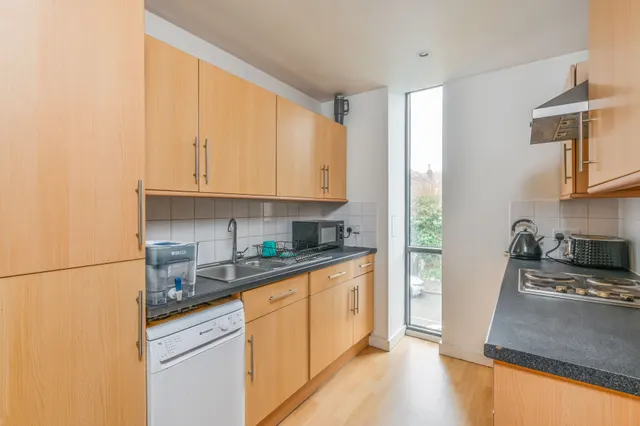 Photo 3 — 3 Yvon House, Alexandra Avenue, London