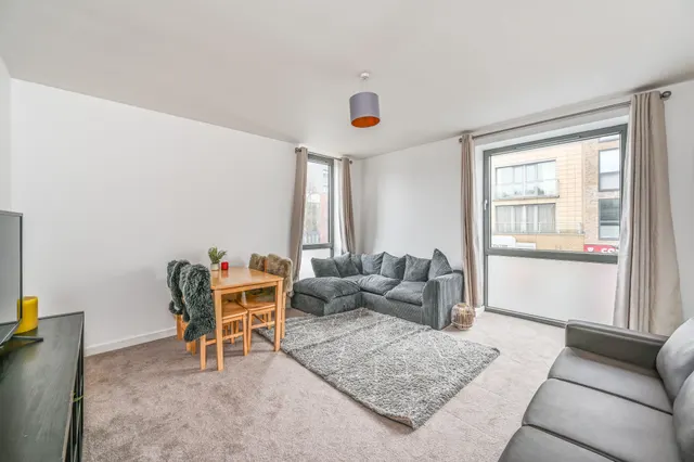 Photo 2 — 3 Yvon House, Alexandra Avenue, London