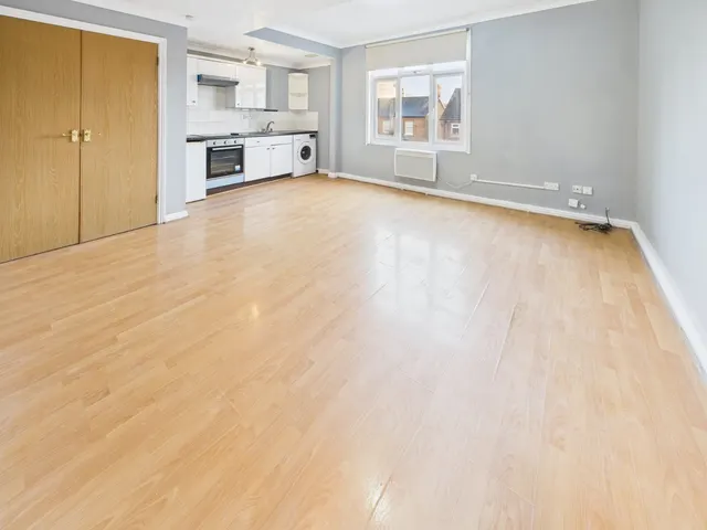 Hencroft Street South, Slough, SL1, photo 3