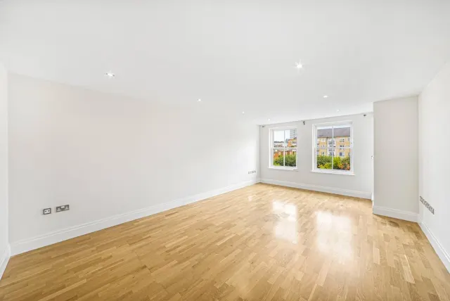 Imperial Crescent, Imperial Wharf, SW6, photo 2