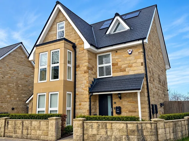 Connaught Court, HG1, photo 1