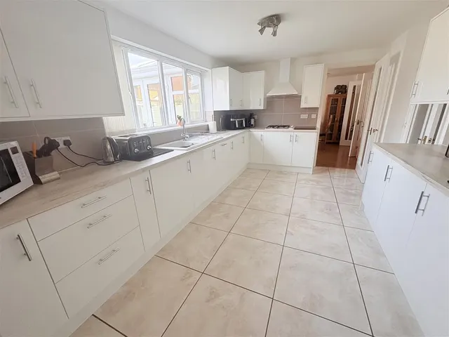Photo 2 — Howard Close, Lee-On-The-Solent