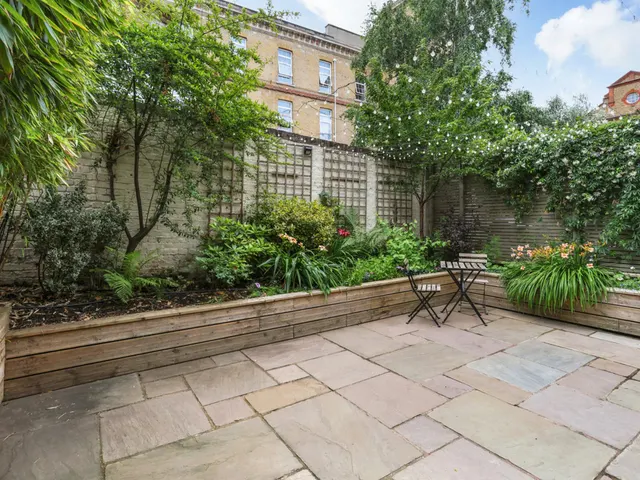 Rochelle Close, London, SW11, photo 1