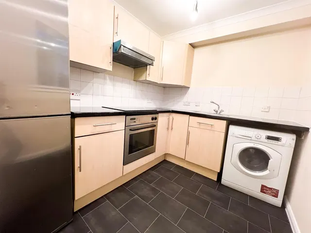 Fairbairn Close, Purley, CR8, photo 2