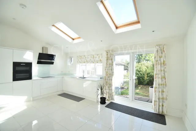 3 bedroom house — Footscray Road, Eltham, SE9