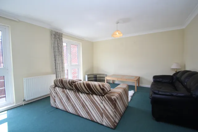 Brighton Road, Purley CR8, photo 1