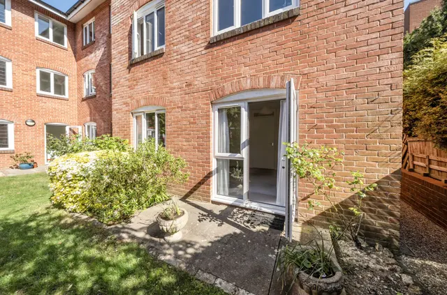 Stockbridge Road, Heather Court, PO19, photo 1