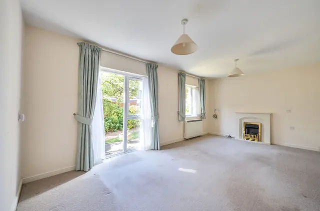 Stockbridge Road, Heather Court, PO19, photo 2