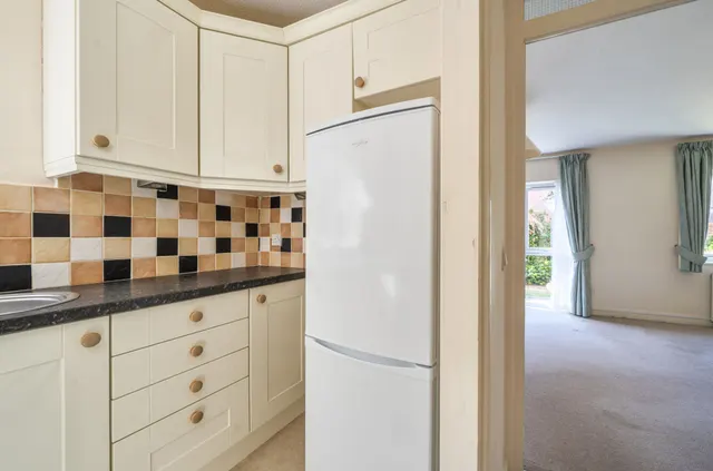 Stockbridge Road, Heather Court, PO19, photo 3