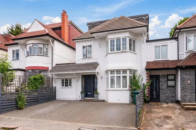 5 bedroom house, Colindeep Gardens, London, NW4