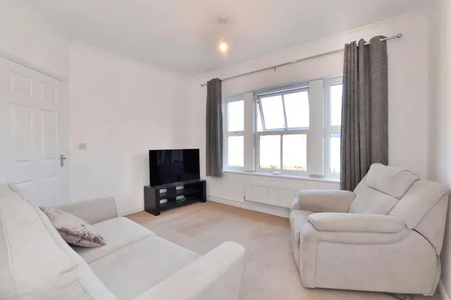 London Road, GL1, photo 2
