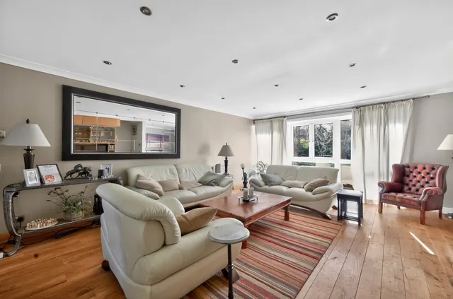 High Point, Weybridge, KT13, photo 2
