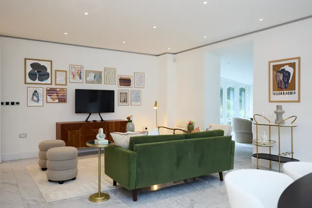 4 bedroom flat, Avenue Road, NW8