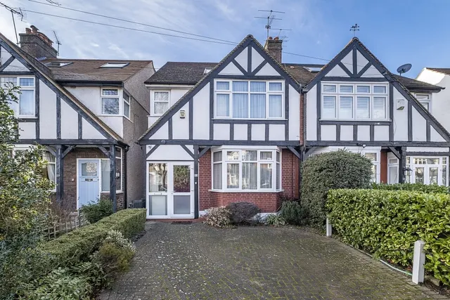 Sandbourne Avenue London SW19, photo 1