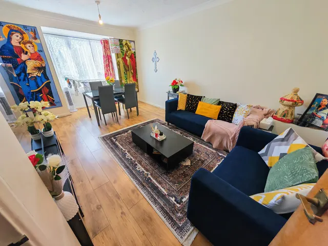 Frensham Close, Southall, UB1, photo 2